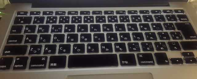 Shift键位于fn键上方(shift左侧的键)