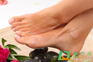 脚上长鸡眼怎么治法(脚上长上鸡眼怎么治就好了)