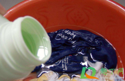 夏天白色t恤发霉怎么处理(白色t恤发霉怎么洗掉霉斑)