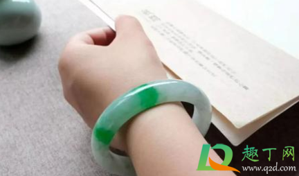 晚上睡觉手镯要取下来吗(镯子晚上睡觉要摘下来吗)