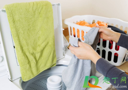 彩色的衣服可以用84浸泡吗(彩色衣服能用84消毒液泡吗)