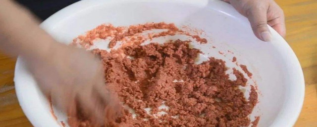 红虫肉夹馍拉饵怎么做(红虫肉夹馍开饵要加拉丝粉吗)