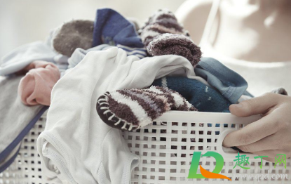 夏天白色t恤发霉怎么处理(白色t恤发霉怎么洗掉霉斑)