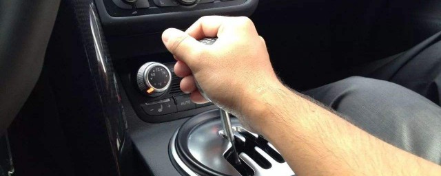 一档起步什么时候可以把离合松完?(一挡起步怎么松离合)