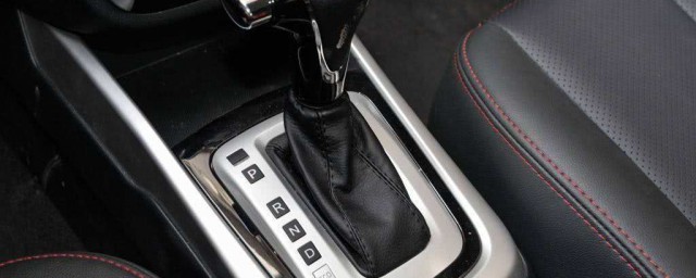 开自动档下坡的时候怎么挂挡(自动档上下坡怎么开)