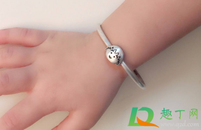 送小孩银手镯要一对吗(小孩银手镯是不是必须带一对)