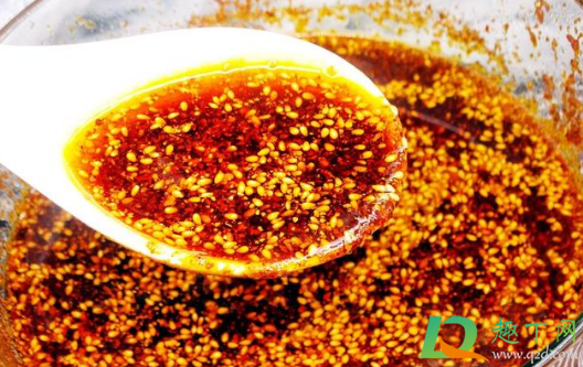 辣椒油怎么做才能又辣又香(凉拌辣椒油怎么做才能又辣又香)