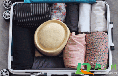 帽子怎么装行李箱不变形(帽子怎么携带不变形)