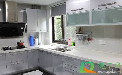 灶台上划花了怎么处理(灶台被清洗剂弄花了怎么办)