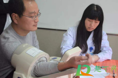 量血压的时候低压高是怎么回事(量血压高压高低压低是怎么回事)