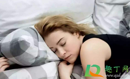 平躺不睡枕头对颈椎好吗(颈椎不舒服不用枕头平躺睡好吗)