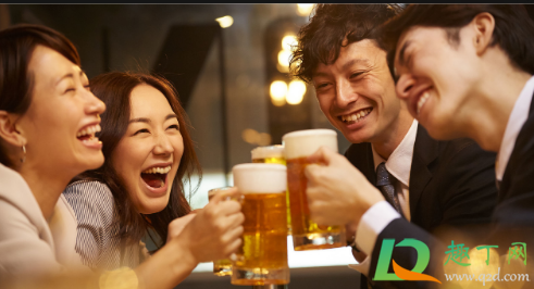 喝酒脸红是怎么回事(女人喝酒脸红是怎么回事)