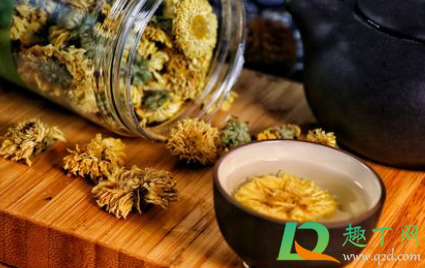 菊花茶泡了变绿能喝吗(菊花茶泡的发绿了还能喝吗)