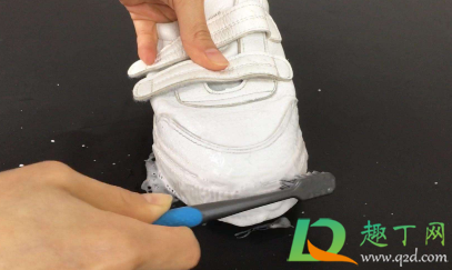 鞋子刷不干净污垢怎么办(鞋子刷不掉污渍怎么办)