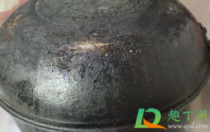 怎么用小苏打去掉锅底的污垢(怎样用小苏打清洗锅底黑垢)