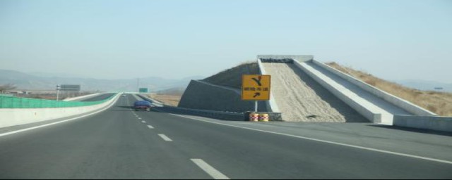 避险车道能停车违法吗(停车在高速避险车道上会不会被罚款)