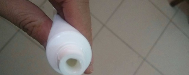 牙膏淡化唇毛真的好给力(牙膏涂在唇毛上可以淡化唇毛吗)