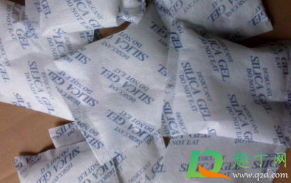 保温杯干燥剂泡水喝了会怎么样(保温杯里面的干燥剂泡水喝了)