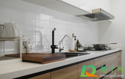 灶台上划花了怎么处理(灶台被清洗剂弄花了怎么办)