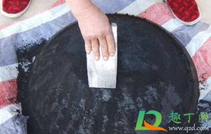 怎么用小苏打去掉锅底的污垢(怎样用小苏打清洗锅底黑垢)