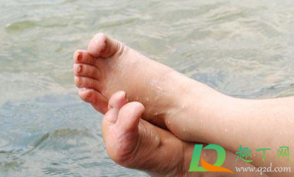 为什么脚掌心会突然痛(突然脚掌心痛是什么原因)