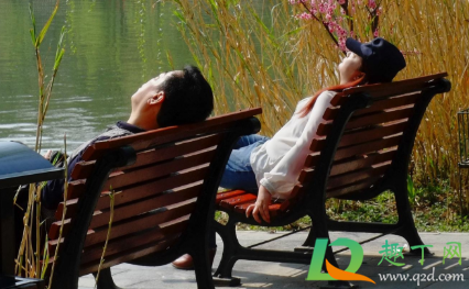 太阳晒得皮肤发痒应该怎么办(太阳晒过后皮肤发痒怎么办)