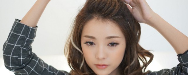 前面头发上翘怎么梳头发(头发怎么向上翘)