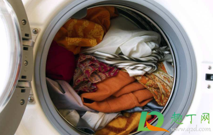 彩色的衣服可以用84浸泡吗(彩色衣服能用84消毒液泡吗)