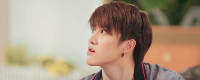 关于他的早年经历简介(他的成长经历)