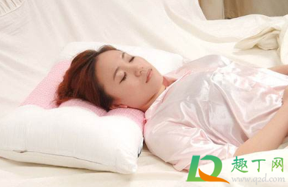 平躺不睡枕头对颈椎好吗(颈椎不舒服不用枕头平躺睡好吗)