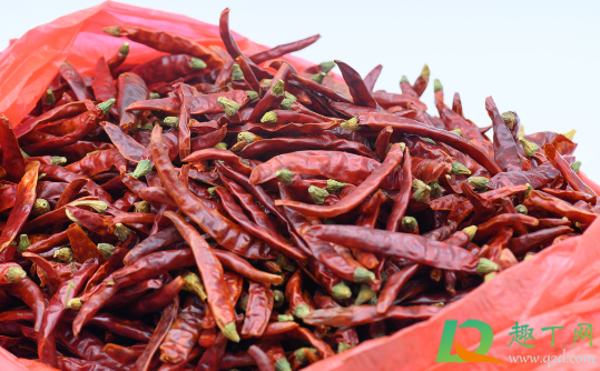 晒干辣椒被雨淋了需要洗吗(晒辣椒被雨淋了怎么处理)