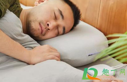 平躺不睡枕头对颈椎好吗(颈椎不舒服不用枕头平躺睡好吗)