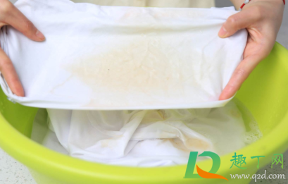 彩色的衣服可以用84浸泡吗(彩色衣服能用84消毒液泡吗)