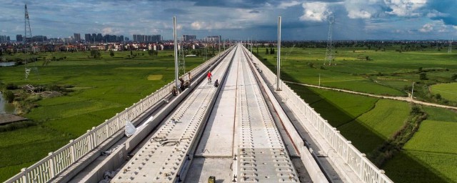 高铁为什么不铺石子(为什么铁路上要铺石子而高铁不用)