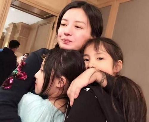 赵薇黄有龙结婚照,赵薇黄有龙哪年(赵薇和黄有龙是假结婚吗)