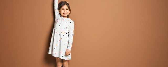 报纸制作环保裙子教程(报纸裙子制作过程)