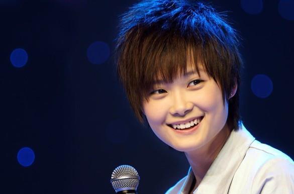 李宇春整容前后，李宇春是不是整容(李宇春本人漂亮吗?)