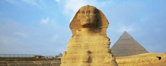 胡夫金字塔的简单介绍(胡夫金字塔讲解)