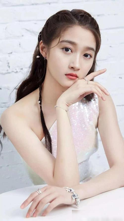 关晓彤晒造型，关晓彤的图片正脸(关晓彤的侧脸照片)