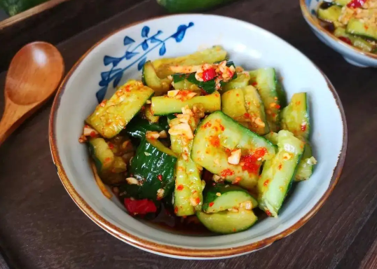 凉拌黄瓜盖上保鲜膜可以隔夜吃吗(黄瓜可以用保鲜膜保鲜放冰箱吗)