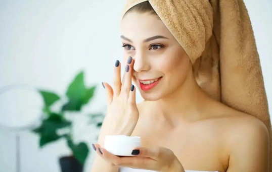 用盐水洗脸好吗(每天晚上用盐水洗脸好吗)