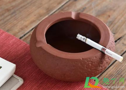 烟灰缸里为什么不能倒水(结婚的男人烟灰缸里为什么不能倒水)