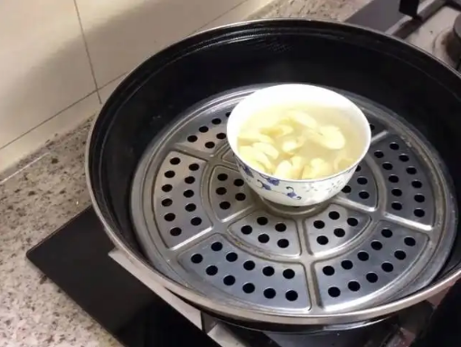 大蒜冰糖水的功效与作用(大蒜冰糖水的功效与作用点)