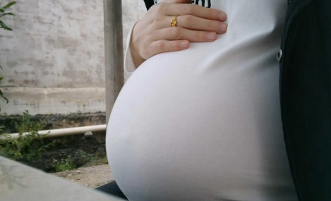 肚子很大像怀孕是病吗(肚子大就像怀孕一样是什么原因)