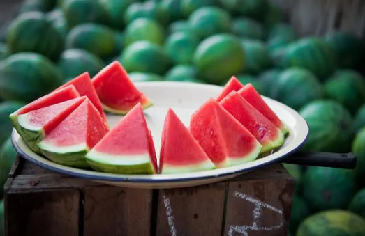 小暑吃西瓜还是大暑吃西瓜(大暑吃西瓜有什么好处)
