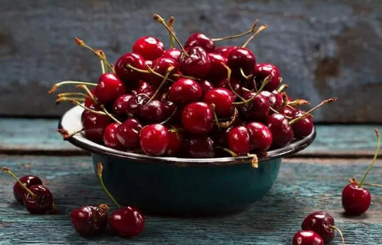 樱桃有蛆吃了会怎么样(樱桃里的蛆虫吃了有害吗?)