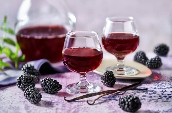 桑葚泡酒有什么功效和作用(桑葚泡酒有什么功效和作用百度)