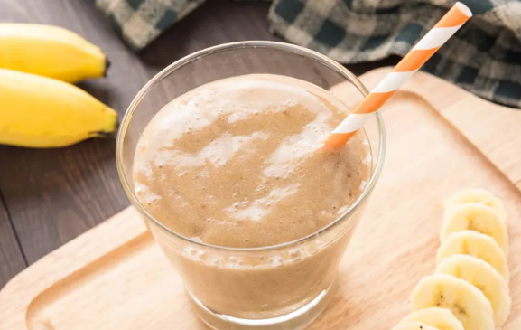 香蕉奶昔可以放冰箱过夜吗(鲜榨的香蕉奶昔放冰箱里一晚)