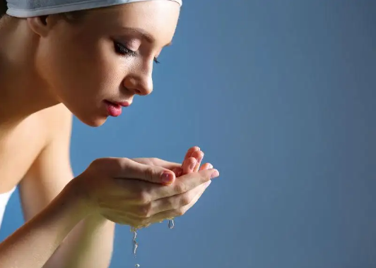 用盐水洗脸好吗(每天晚上用盐水洗脸好吗)