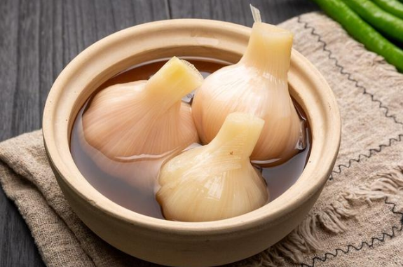 大蒜冰糖水的功效与作用(大蒜冰糖水的功效与作用点)